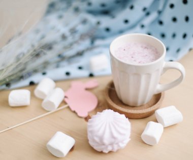Marshmallowlu taze çilekli milkshake, yakın çekim. Blog veya yemek tarifi kitabı için Paskalya konsepti. Yaratıcı bahar flatlay, üst görünüm