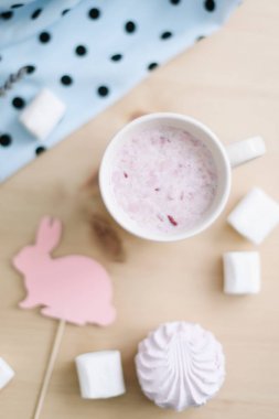 Marshmallowlu taze çilekli milkshake, yakın çekim. Blog veya yemek tarifi kitabı için Paskalya konsepti. Yaratıcı bahar flatlay, üst görünüm