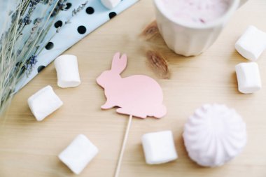 Marshmallowlu taze çilekli milkshake, yakın çekim. Paskalya konsepti. Yaratıcı bahar flatlay, üst görünüm