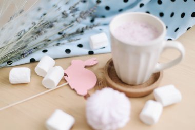 Marshmallowlu taze çilekli smoothie, yakın çekim. Paskalya konsepti. Yaratıcı bahar flatlay, üst görünüm
