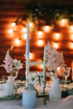 Rustik tarzda masa için düğün süslemeleri. Düğün arka plan 