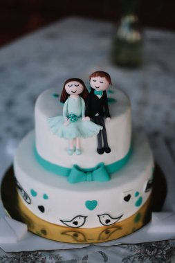  Gelin ve damat figürleri ile düğün pastası