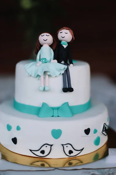 Pastel de boda con figuras de la novia y el novio — Foto de Stock