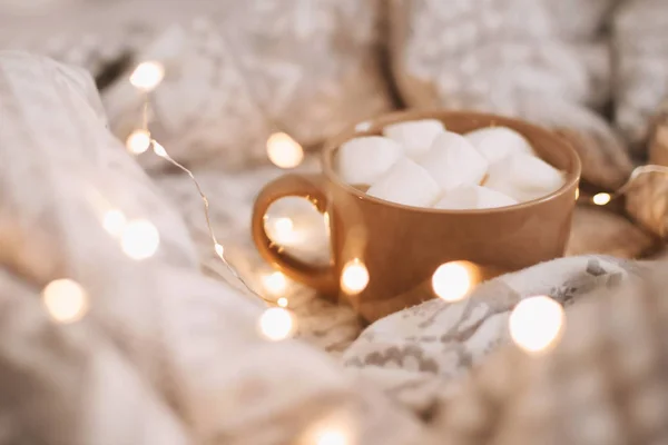 Tazza di caffè con marshmallow. Colazione a letto. Caffè mattutino. Camera bianca. Bella casa. posa piatta — Foto Stock