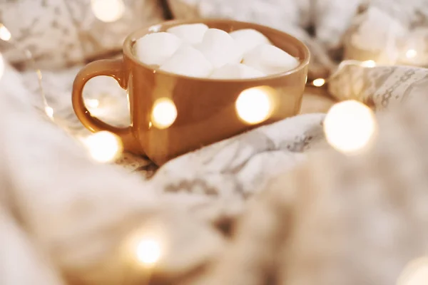 Tazza di caffè con marshmallow. Colazione a letto. Caffè mattutino. Camera bianca. Bella casa. posa piatta — Foto Stock