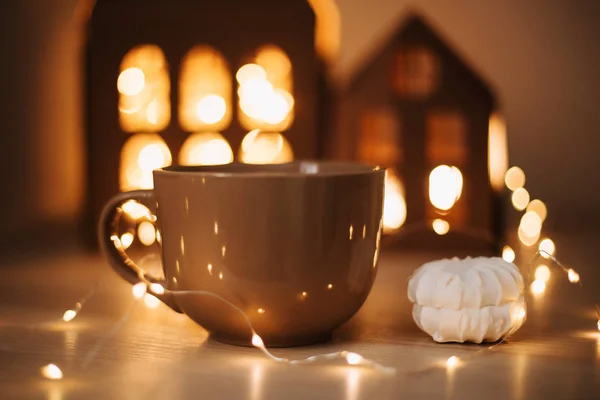 Tazza di caffè con marshmallow. Caffè del fine settimana. Natura morta su sfondo scuro. Bella casa. Posa piatta — Foto Stock