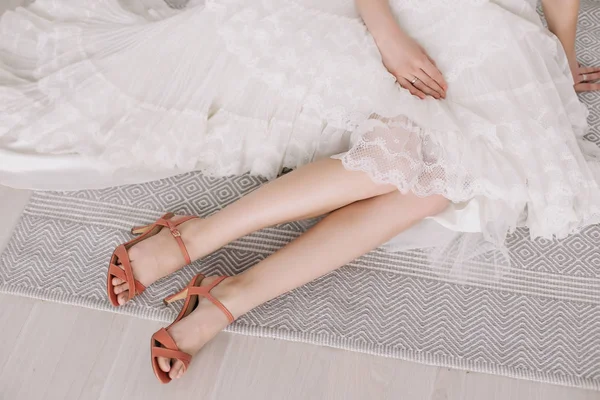 Belle gambe donna in rosa scarpe tacco alto. Abito da sposa e scarpe. Mattina della sposa — Foto Stock