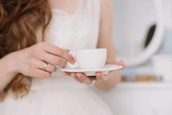 Menina com uma xícara de café. Pequeno-almoço romântico. Manhã da noiva. Conceito de feriado, aniversário, Páscoa, 8 de março — Fotografia de Stock