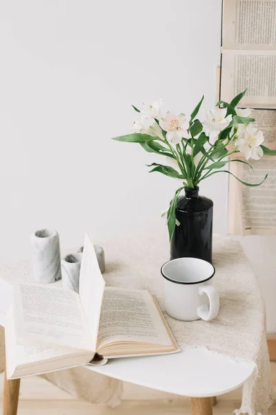 Spring still life. Breakfast in bed. White bedroom. Sweet home. Books, flowers and coffee cup. flat lay — Stock Photo, Image