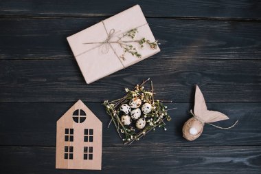 Bıldırcın yumurtası ile Rustik paskalya natürmort, koyu arka plan üzerinde kuru söğüt dalları. Düz döşeme, üst görünüm