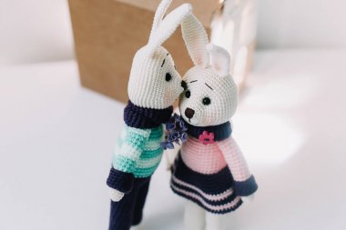Sevimli el yapımı tavşan ile Paskalya tatili kavramı. El yapımı örme tavşan ailesi. Amigurumi oyuncaklar 