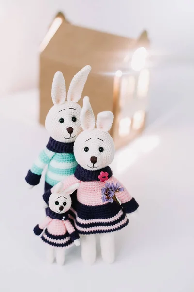 Een familie van handgemaakte amigurumi konijnen. Gebreid speelgoed thuis — Stockfoto
