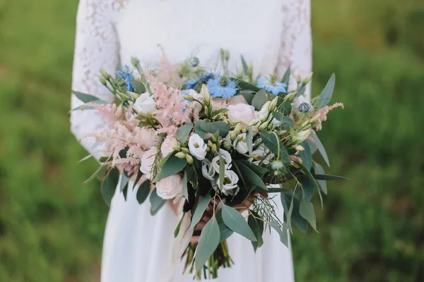 Sposa tiene un bouquet da sposa, fede nuziale, dettagli di nozze — Foto Stock