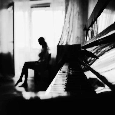 Gelin mear pencere portre siyah ve beyaz. Bir kadının güzel bir siluet