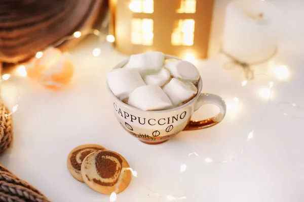 Anno nuovo 2018 e sfondo di Natale con una tazza di caffè con marshmallow e candele su sfondo bianco — Foto Stock