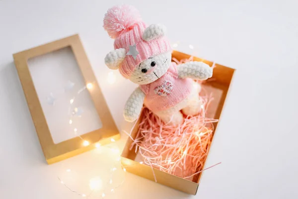 El yapımı örgü oyuncak kedi beyaz. Hello kitty. düz yatıyordu, en iyi görünümü