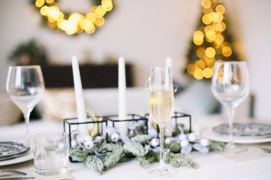 Şenlikli bir tablo hizmet. Yeni yıl süslemeleri. Noel ve yeni yıl kavramı