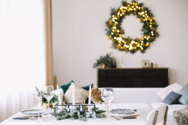 Şenlikli bir tablo hizmet. Yeni yıl süslemeleri. Noel ve yeni yıl kavramı