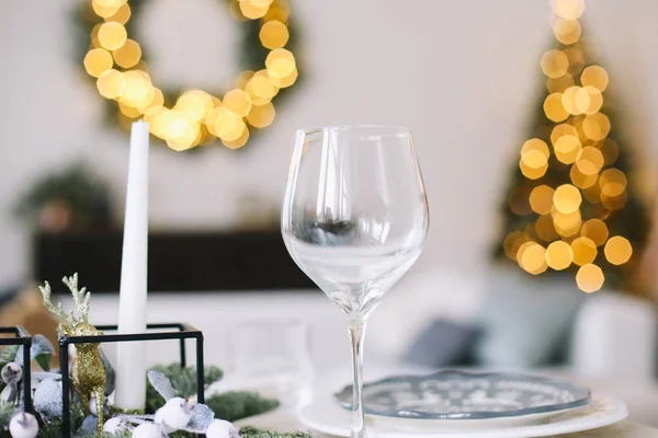 Sirviendo una mesa festiva. Decoraciones de año nuevo. Concepto de Navidad y Año Nuevo — Foto de Stock