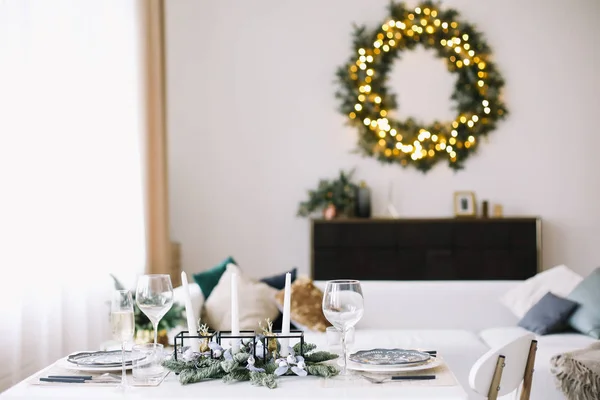 Servir une table de fête. Décorations du Nouvel An. Noel et Nouvel An concept — Photo