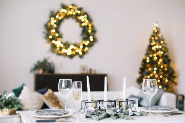 Şenlikli bir tablo hizmet. Yeni yıl süslemeleri. Noel ve yeni yıl kavramı