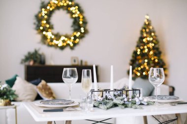 Şenlikli bir tablo hizmet. Yeni yıl süslemeleri. Noel ve yeni yıl kavramı