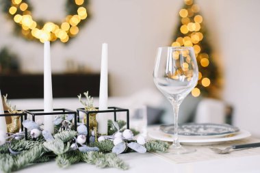 Şenlikli bir tablo hizmet. Yeni yıl süslemeleri. Noel ve yeni yıl kavramı
