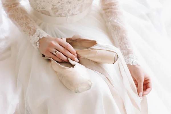 Bride in elegant classic wedding dress with shoes . Morning of the bride. Ballerina with pointe shoes — Stock Photo, Image