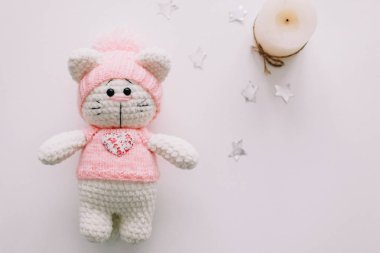 El yapımı örgü oyuncak kedi beyaz. Hello kitty. düz yatıyordu, en iyi görünümü