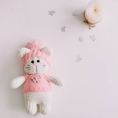 El yapımı örgü oyuncak kedi beyaz. Hello kitty. düz yatıyordu, en iyi görünümü