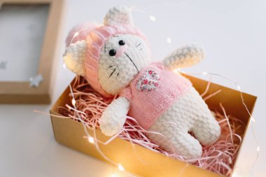 El yapımı örgü oyuncak kedi beyaz. Hello kitty. düz yatıyordu, en iyi görünümü