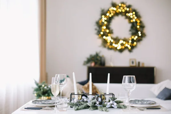 Sirviendo una mesa festiva. Decoraciones de año nuevo. Concepto de Navidad y Año Nuevo — Foto de Stock