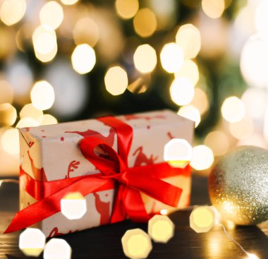 Yeni yıl hediyesi. Yılbaşı ışıkları ve dekorasyon