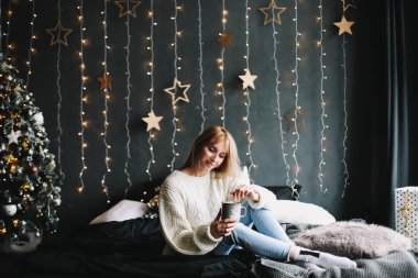 Yeni yıl iç yatakta kahve kızla. Noel ve yeni yıl kavramı