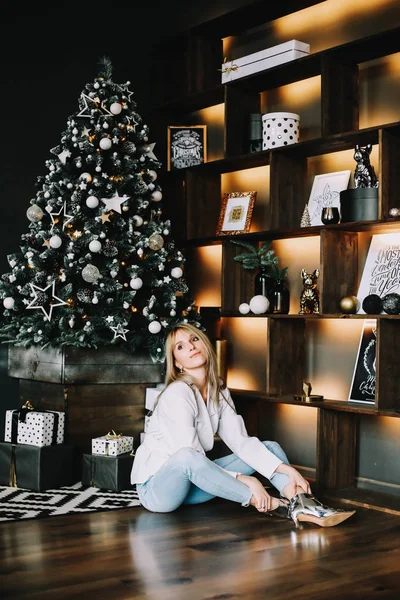 Meisje in de New Year's interieur. Kerstmis en Nieuwjaar concept — Stockfoto