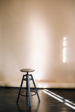 Siyah sandalye ışık arka plan izole. Mobilya serisi.