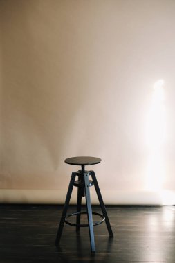 Hafif arka planda izole edilmiş bir sandalye. Mobilya serisi.