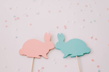 Mutlu Paskalya konsepti. Paskalya tatili geçmişi, bahar sezonu. Tavşanlarla Paskalya dekorasyonu. Kapat, üstte görüş. kopyalama alanı