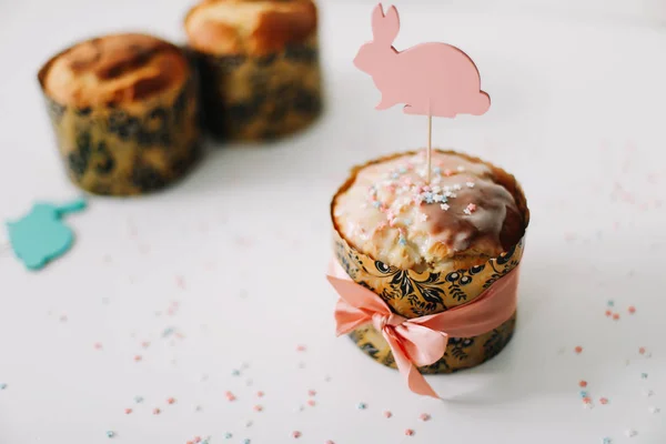 Frühlingsstillleben. hausgemachter Osterkuchen mit Dekorationen. Osterferien, Frühlingszeit. Ansicht von oben. Kopierraum — Stockfoto