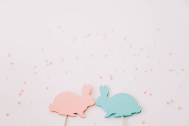  Beyaz arka planda bunny oyuncak. Paskalya tatili arka planı. Tavşanlarla Paskalya dekorasyonu. Kapat, üstte görüş. kopyalama alanı