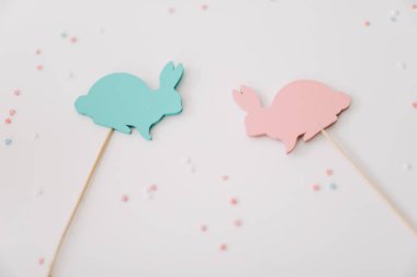  Paskalya tatili geçmişi, bahar sezonu. Tavşanlarla Paskalya dekorasyonu. Kapat, üstte görüş. kopyalama alanı