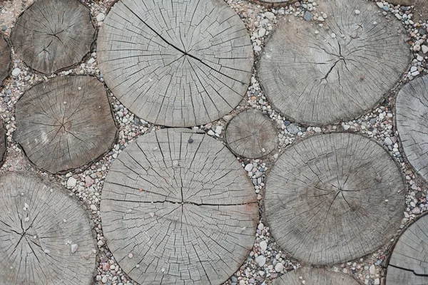 Pavimento de madera hecho de piezas redondeadas de madera . — Foto de Stock