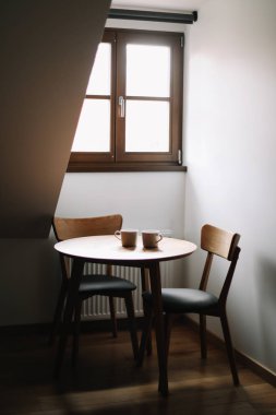 Tahta masada iki bardak. Masa ve iki sandalyeile yemek odası. Modern minimal İskandinav İskandinav iç. Sabah kahvesi