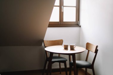 Tahta masada iki bardak. Masa ve iki sandalyeile yemek odası. Modern minimal İskandinav İskandinav iç. Sabah kahvesi