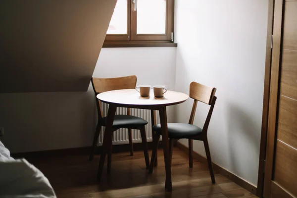 Twee kopjes op houten tafel. Eetkamer met tafel en twee stoelen. Moderne minimale Scandinavische Nordic interieur. Koffie in de ochtend — Stockfoto