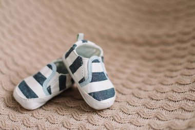Yeni doğmuş botlar. Örme kumaş üzerinde bebek booties. Bebek erkek duş konsepti. kopya alanı, üst görünüm 