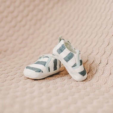 Yeni doğmuş botlar. Örme kumaş üzerinde bebek booties. Bebek erkek duş konsepti. kopya alanı, üst görünüm 