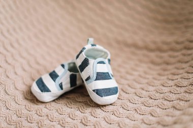 Yeni doğmuş botlar. Örme kumaş üzerinde bebek booties. Bebek erkek duş konsepti. kopya alanı, üst görünüm 