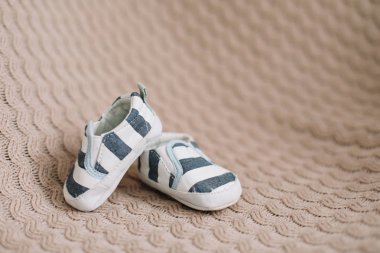 Yeni doğmuş botlar. Örme kumaş üzerinde bebek booties. Bebek erkek duş konsepti. kopya alanı, üst görünüm 