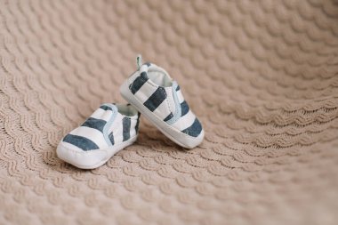 Yeni doğmuş botlar. Örme kumaş üzerinde bebek booties. Bebek erkek duş konsepti. kopya alanı, üst görünüm 